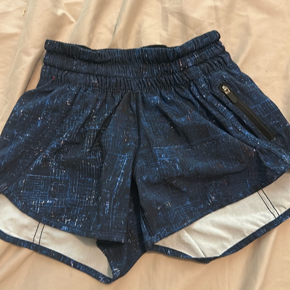 Lululemon Low-Rise Lined, Short 4"
Blue, Size 2